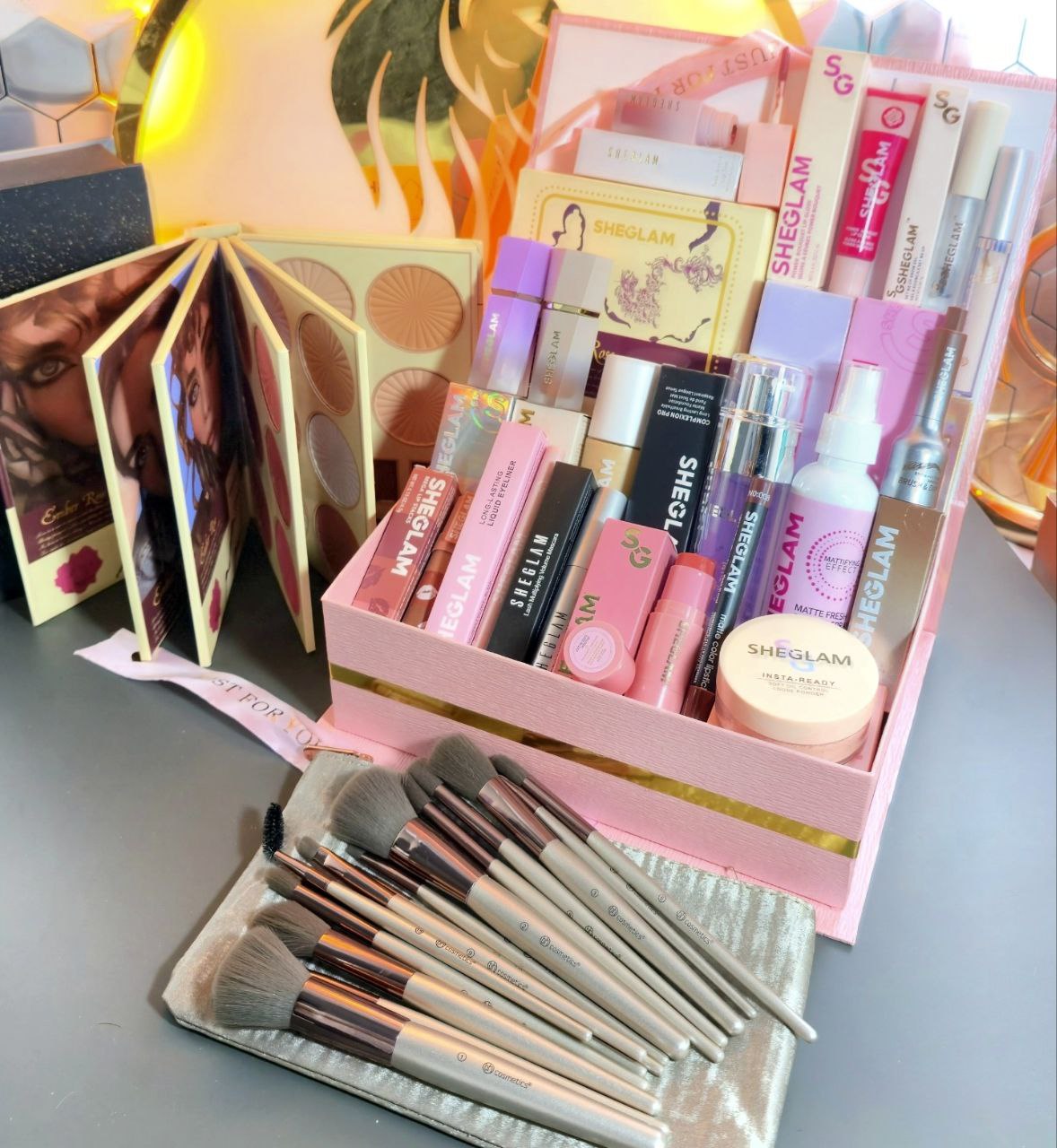 بوكس SHEGLAM الكامل 😍 لكل البنات اللي يحبّو الميكاب الفخم ✨ فيه كل القطع اللي تحتاجيها باش تخرجي بإطلالة كاملة ومتألقة 💋